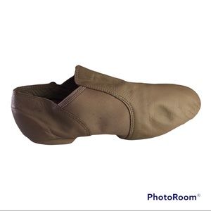 right foot* dance shoe w/ low heel size 10M nude